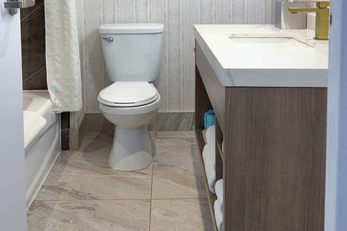 Combined shower/bathtub, rainfall showerhead, free toiletries