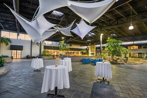 Serveert ontbijt, diner, lokale gerechten, uitzicht op het zwembad 