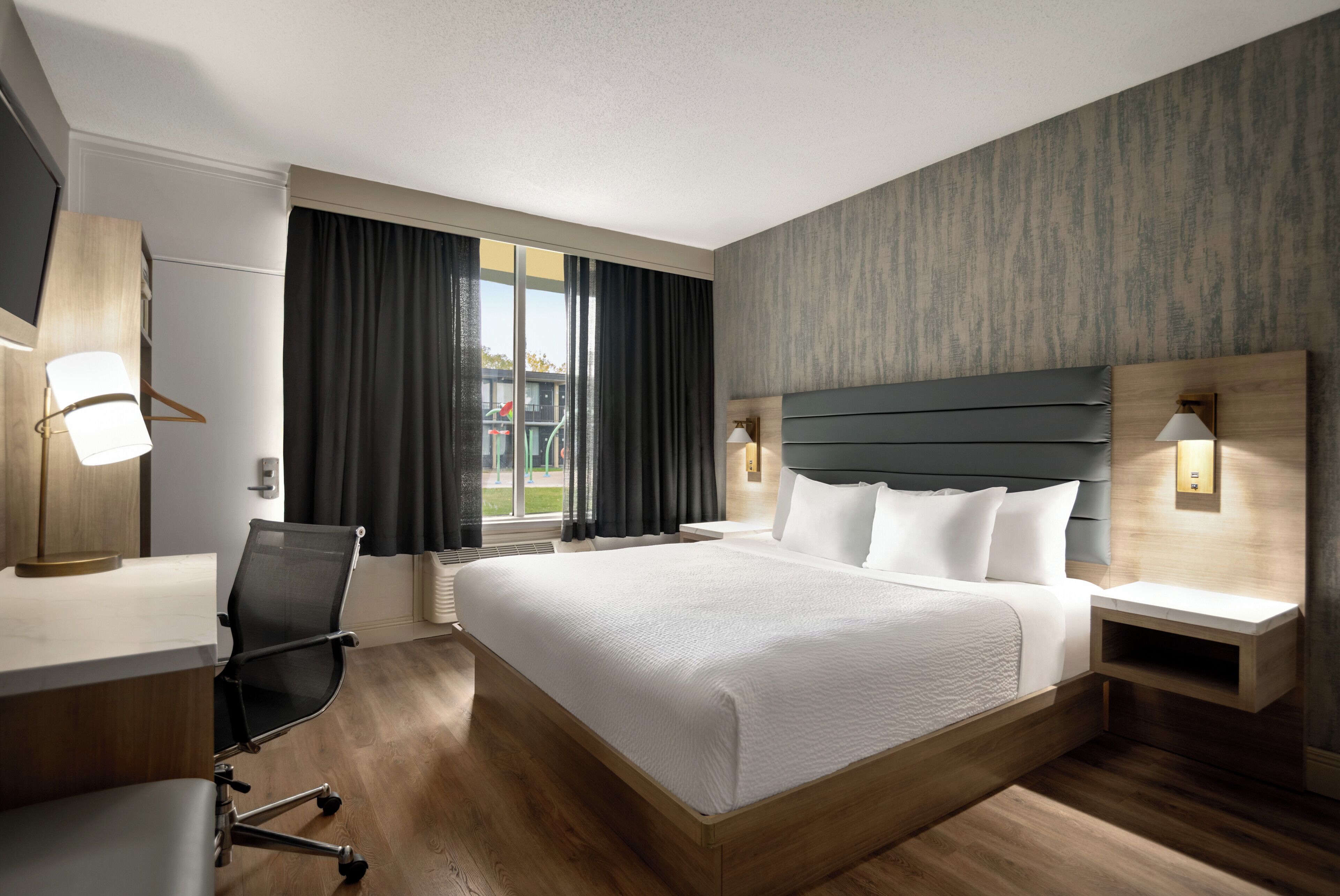 Chambre, 1 très grand lit, accessible aux personnes à mobilité réduite, non-fumeur | Coffre-fort, bureau, espace de travail pour ordinateurs portables