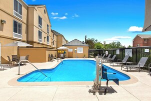 Una piscina al aire libre de temporada