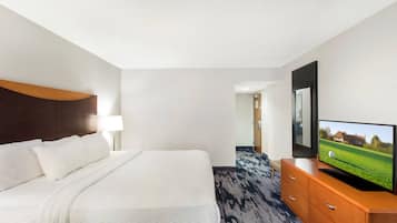 Ylelliset vuodevaatteet, työpöytä, pimennysverhot, silitysrauta/-lauta