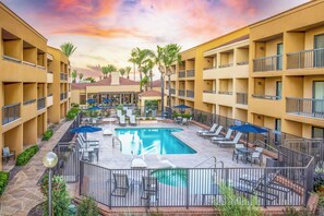 Piscine extérieure, parasols de plage, chaises longues