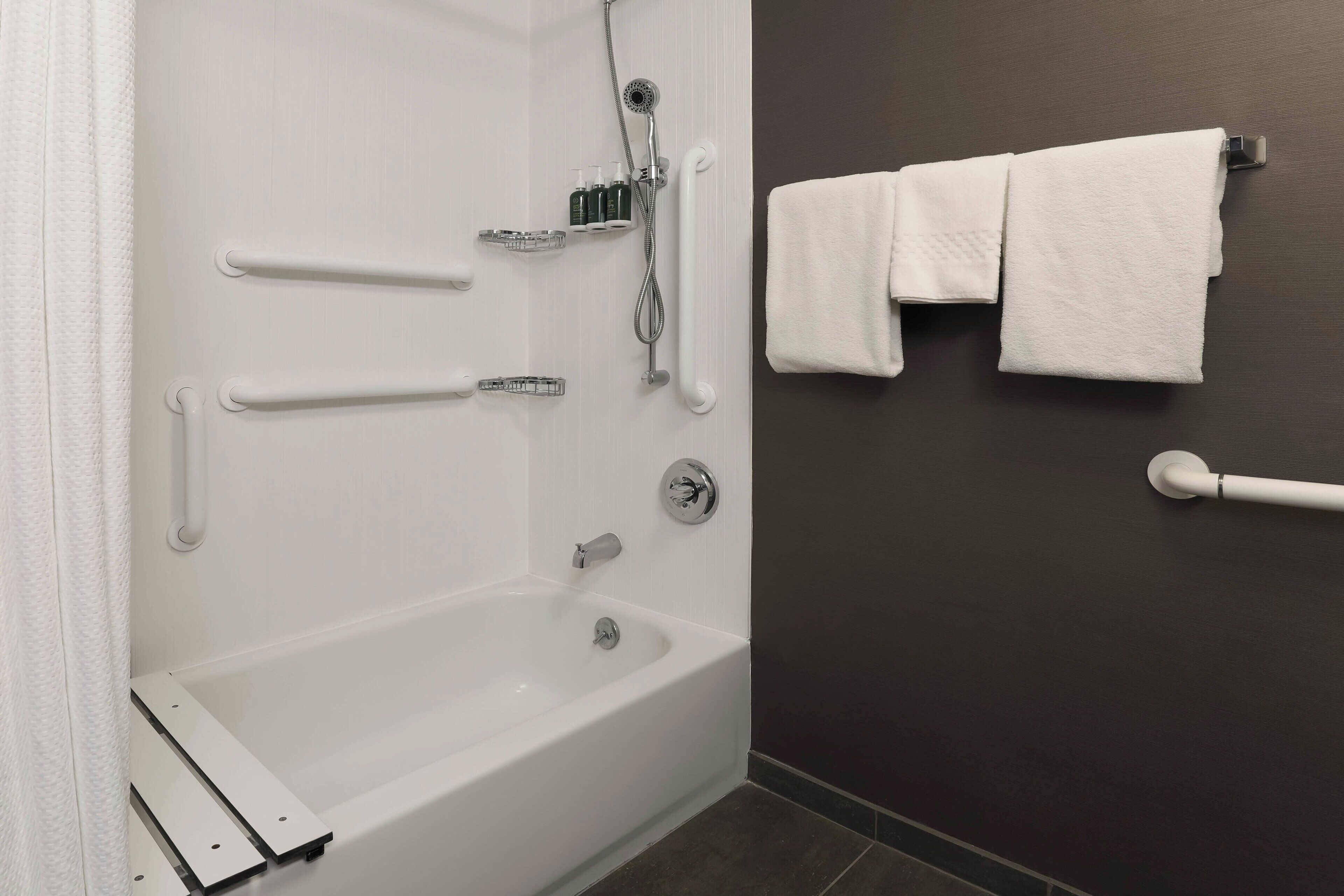 combined shower/bathtub, eco-friendly toiletries, hair dryer, towels
