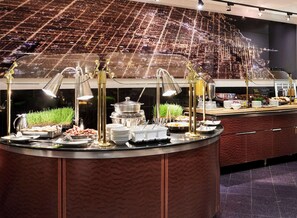2 restaurants, breakfast, lunch, dinner served; American cuisine 