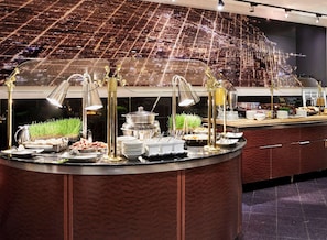 2 restaurants, breakfast, lunch, dinner served; American cuisine