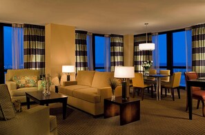 55 インチのテレビ (ケーブル放送視聴可)、テレビゲーム機、有料ムービー