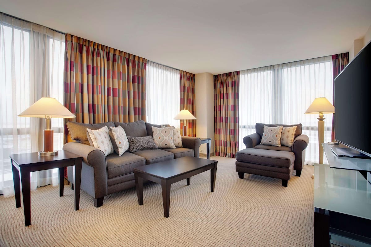 Familie suite, 1 kingsize bed, toegankelijk voor mindervaliden, bad | Woonruimte | Een 55-inch televisie met kabelzenders en een videogameconsole
