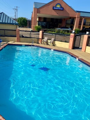 Una piscina al aire libre de temporada