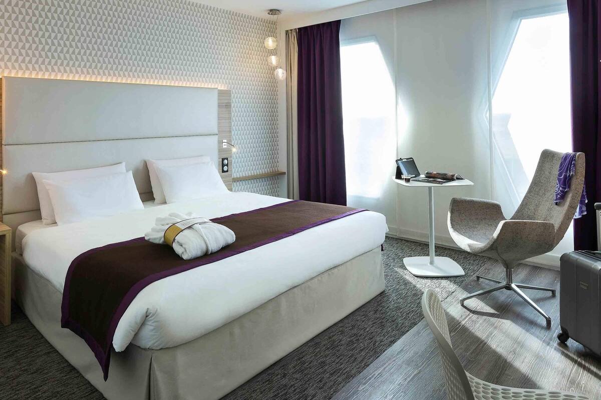 In-room safe, desk, blackout curtains, soundproofing