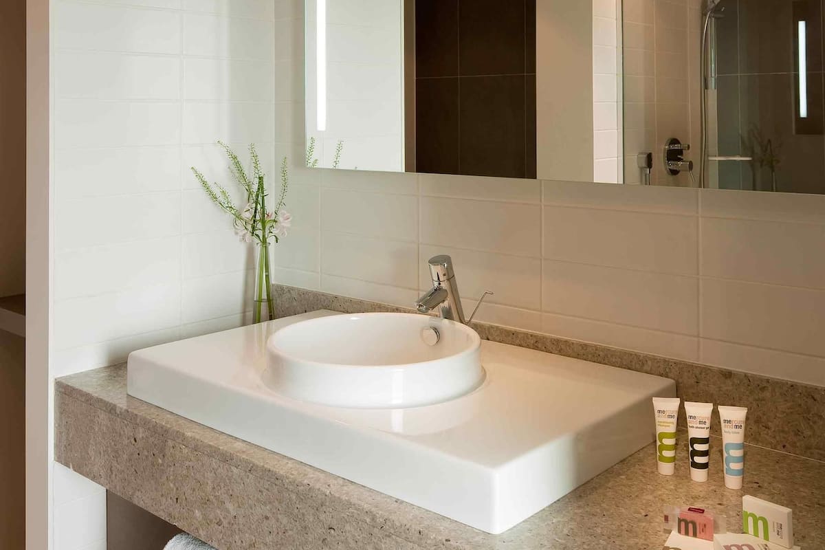 combined shower/bathtub, eco-friendly toiletries, hair dryer, towels