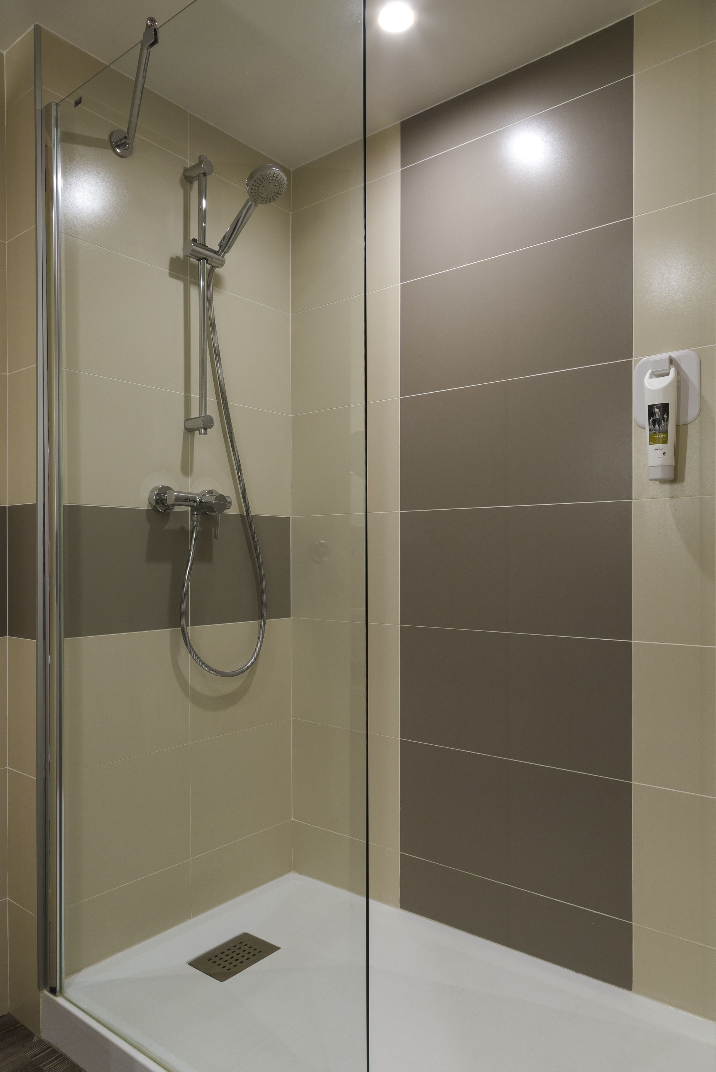 combined shower/bathtub, eco-friendly toiletries, hair dryer, towels
