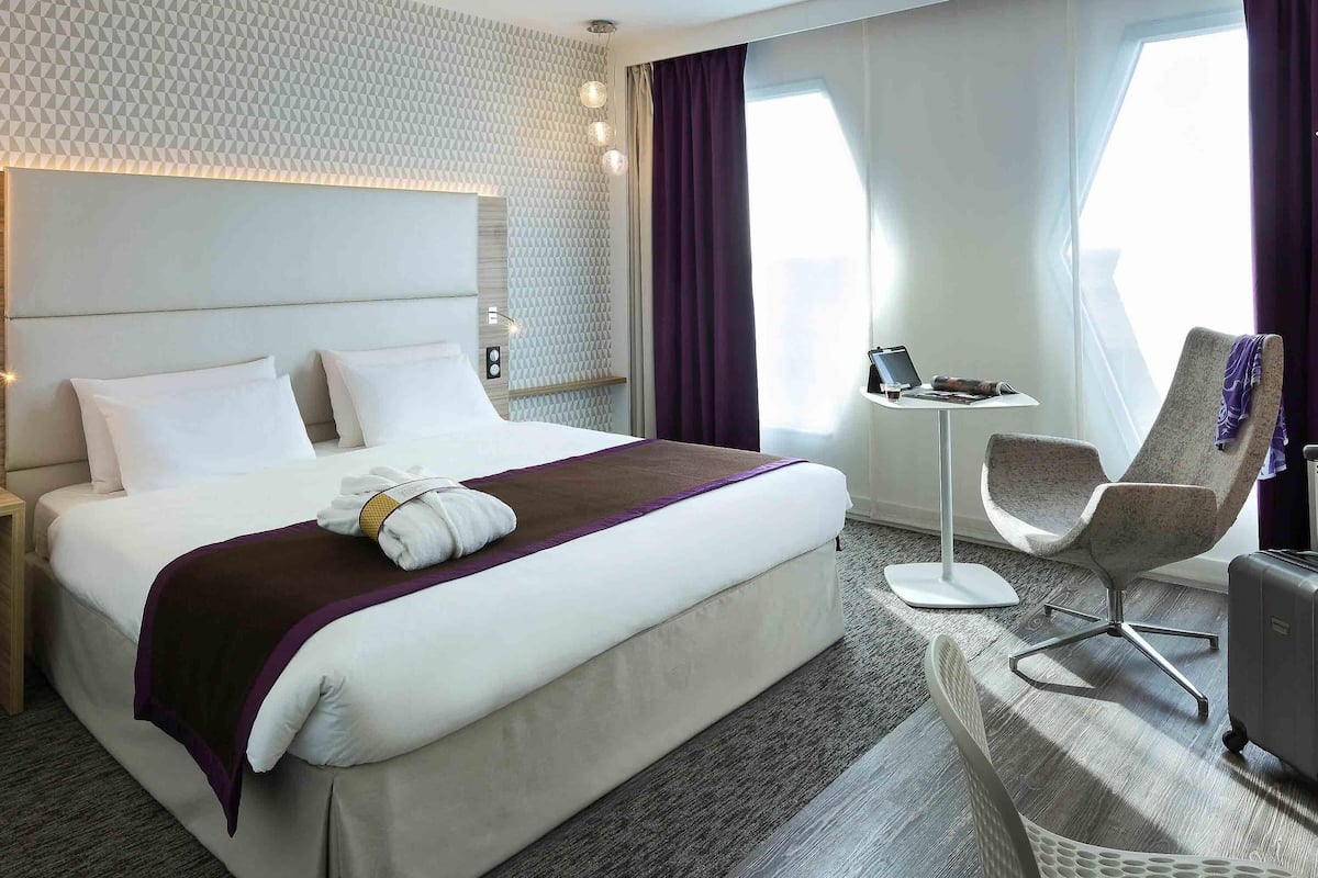 Safe på rommet, skrivebord, blendingsgardiner og lydisolert