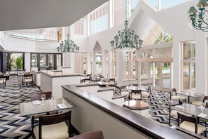5 restaurants, servant le déjeuner et le dîner; cuisine internationale