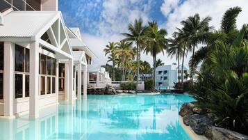 12 albercas al aire libre y camas balinesas (con cargo)