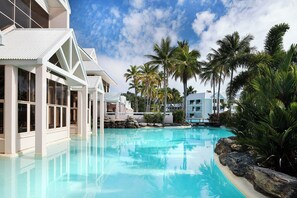 12 Außenpools, Cabañas (gegen Gebühr), Sonnenschirme