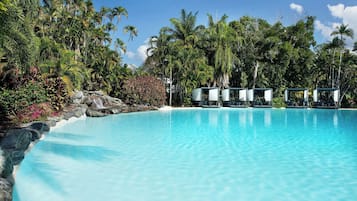 12 piscine all'aperto, cabanas (a pagamento), ombrelloni da piscina