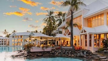 5 restaurants; breakfast, lunch, dinner, and brunch served