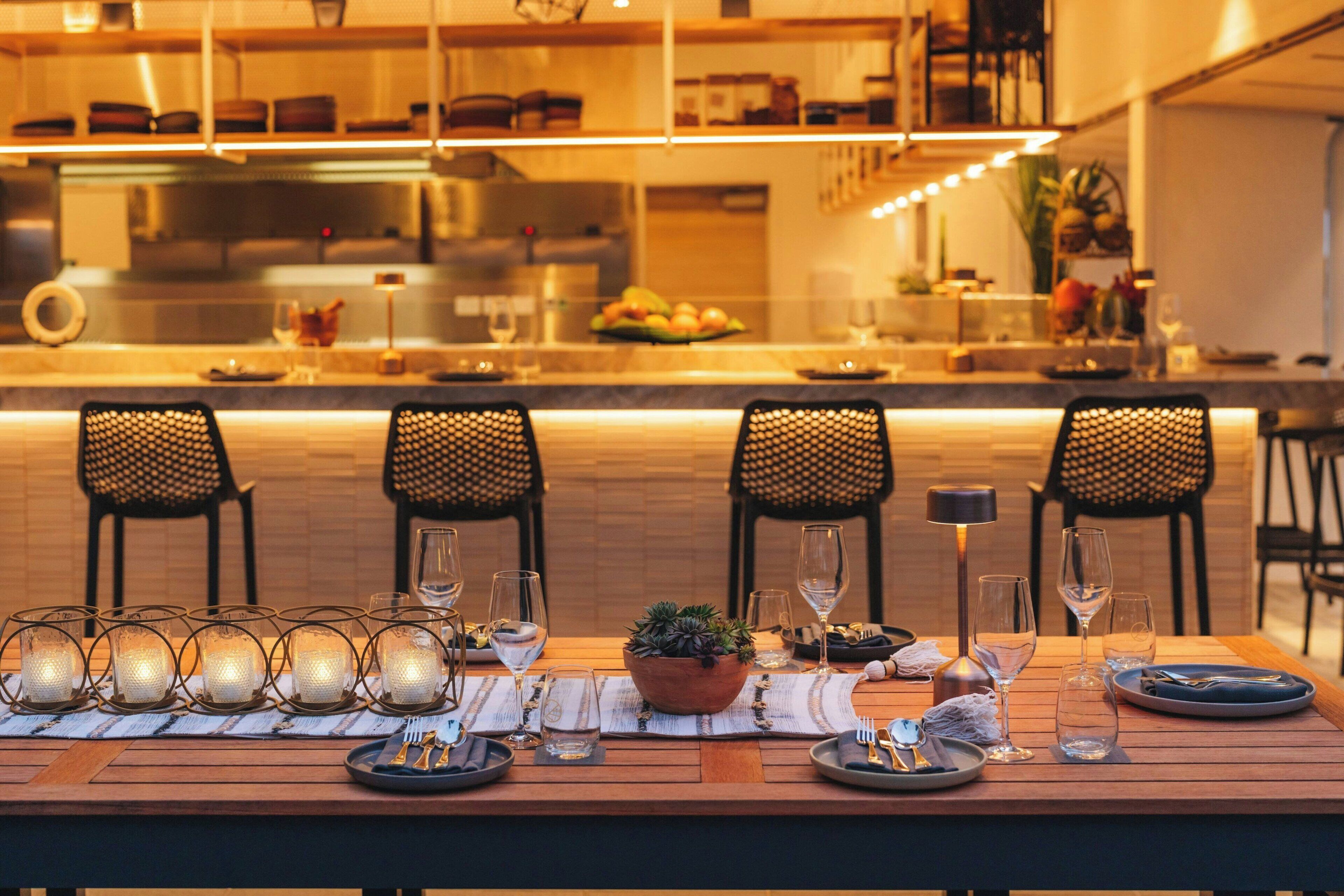 5 restaurants, breakfast, lunch, dinner served; international cuisine