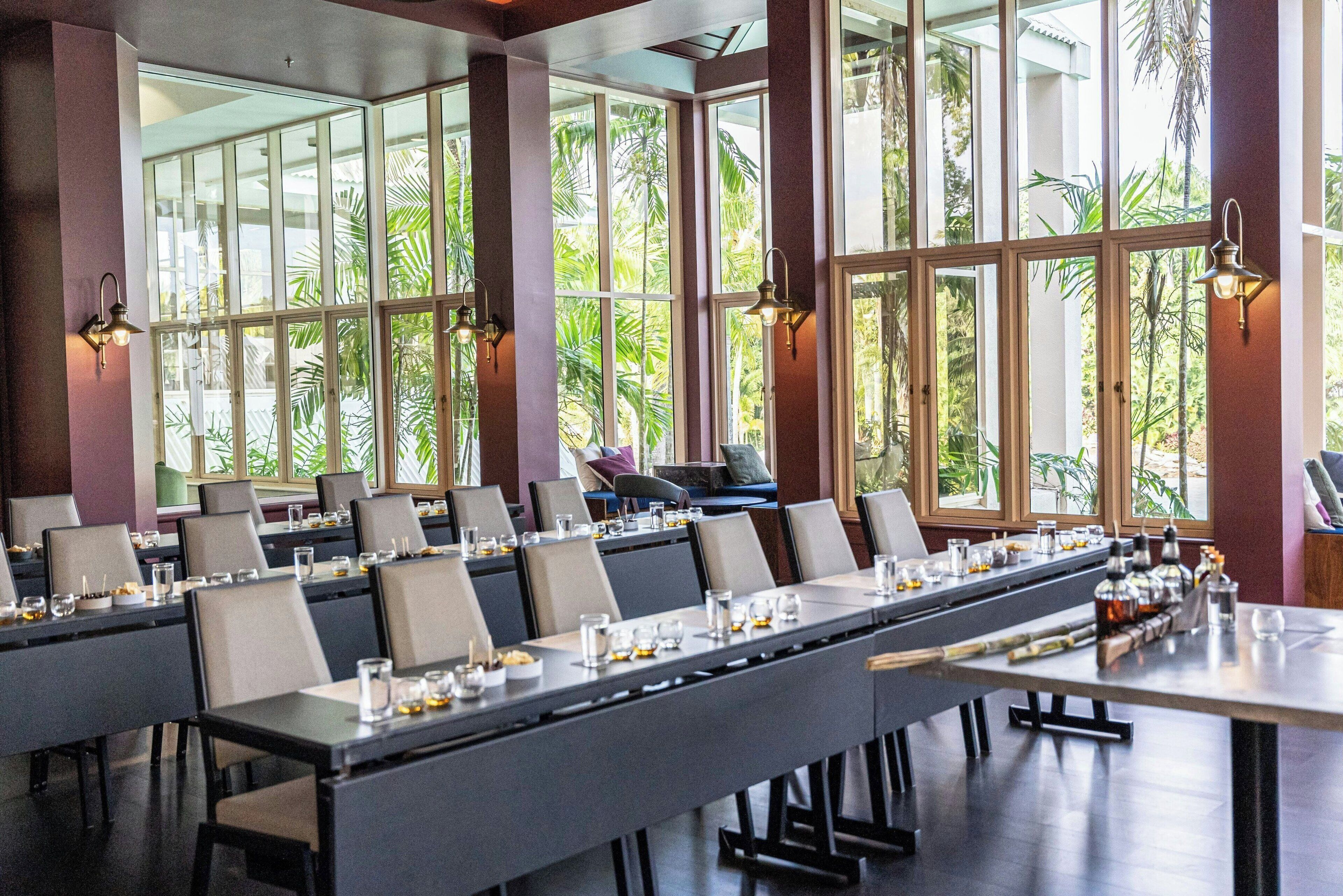 2 bars/lounges, swim-up bar