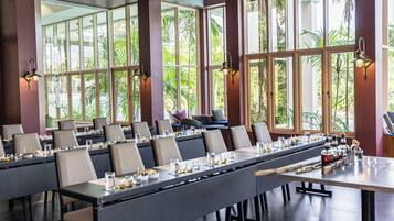 2 Bars/Lounges, Bar im Pool