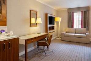 Deluxe Room, 1 King Bed with Sofa bed | 1 bedroom, hypo-allergenic bedding, in-room safe, desk - Hilton Cambridge City Centre (Cambridge)