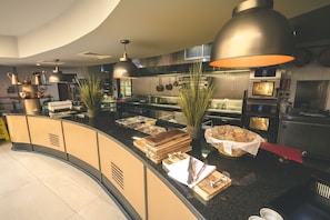 Päivittäinen buffetaamiainen (20 GBP per henkilö)