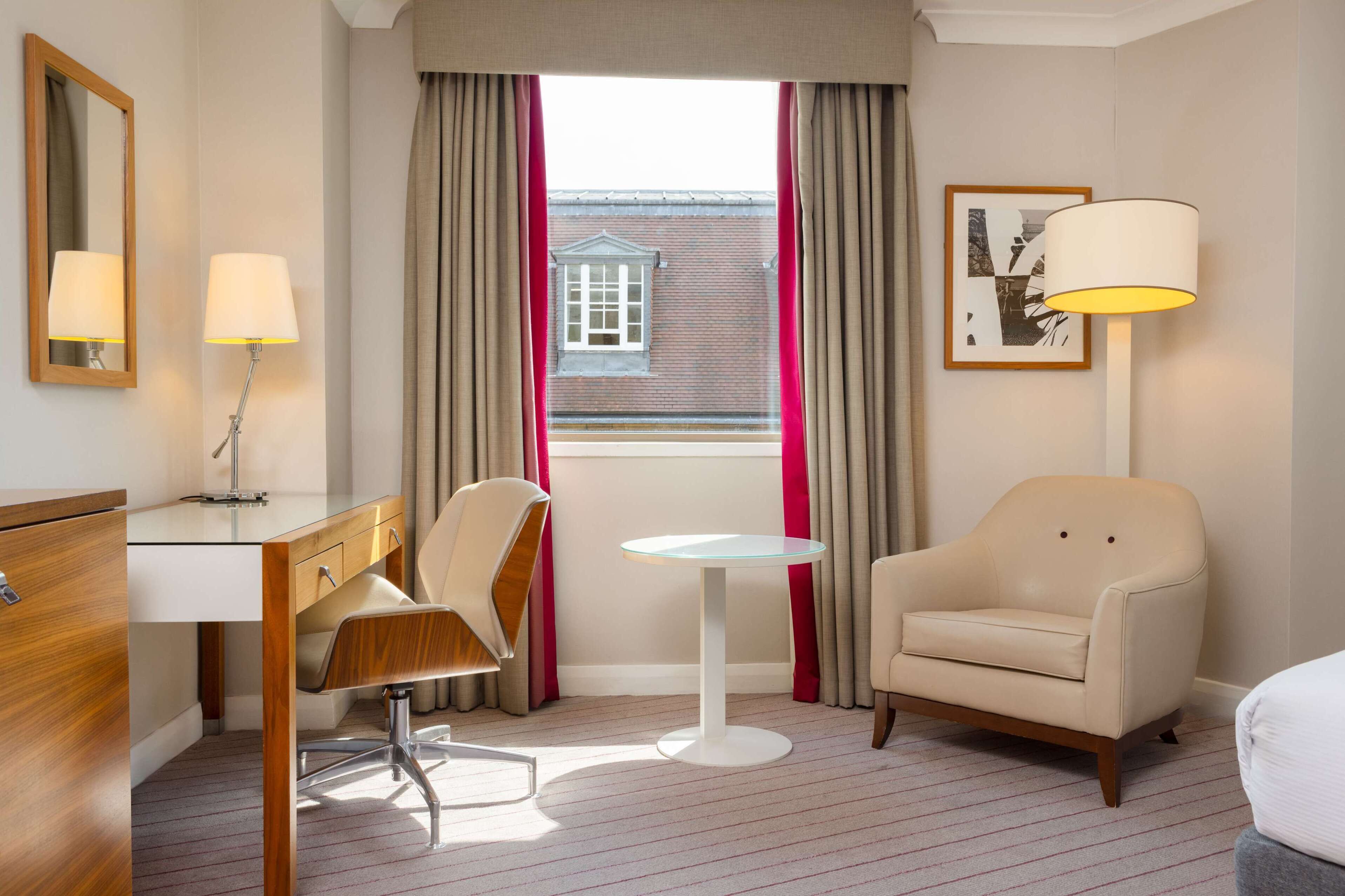 executive room, 1 king bed, corner | 1 bedroom, hypo-allergenic bedding, in-room safe, desk