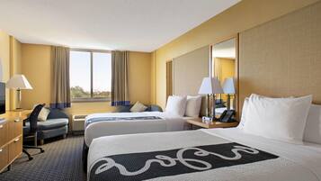 2 Full Beds, Non-Smoking | Pillowtop-bedden, een bureau, een strijkplank/strijkijzer