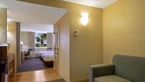 Suite, 1 soverom, ikke-røyk (2 Full Beds) | Senger med overmadrass, skrivebord og strykejern/-brett