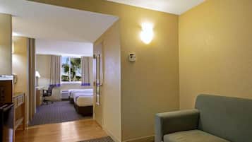 Suite, 1 soverom, ikke-røyk (2 Full Beds) | Senger med overmadrass, skrivebord og strykejern/-brett