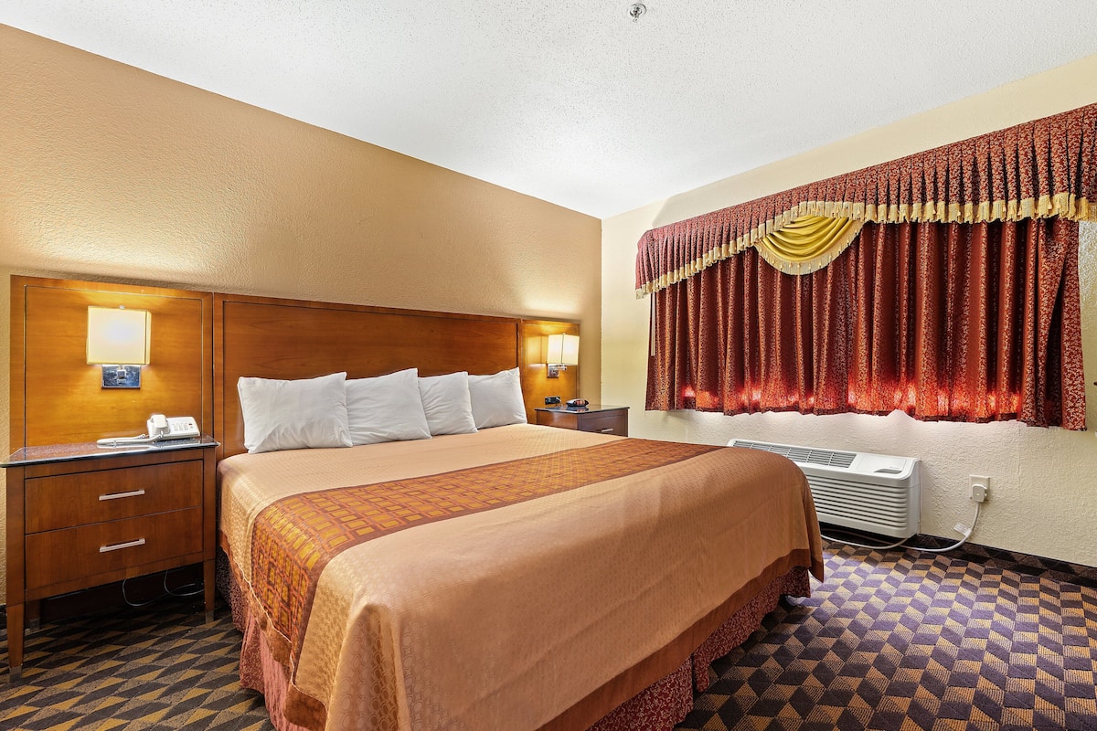 1 bedroom, pillowtop beds, desk, laptop workspace