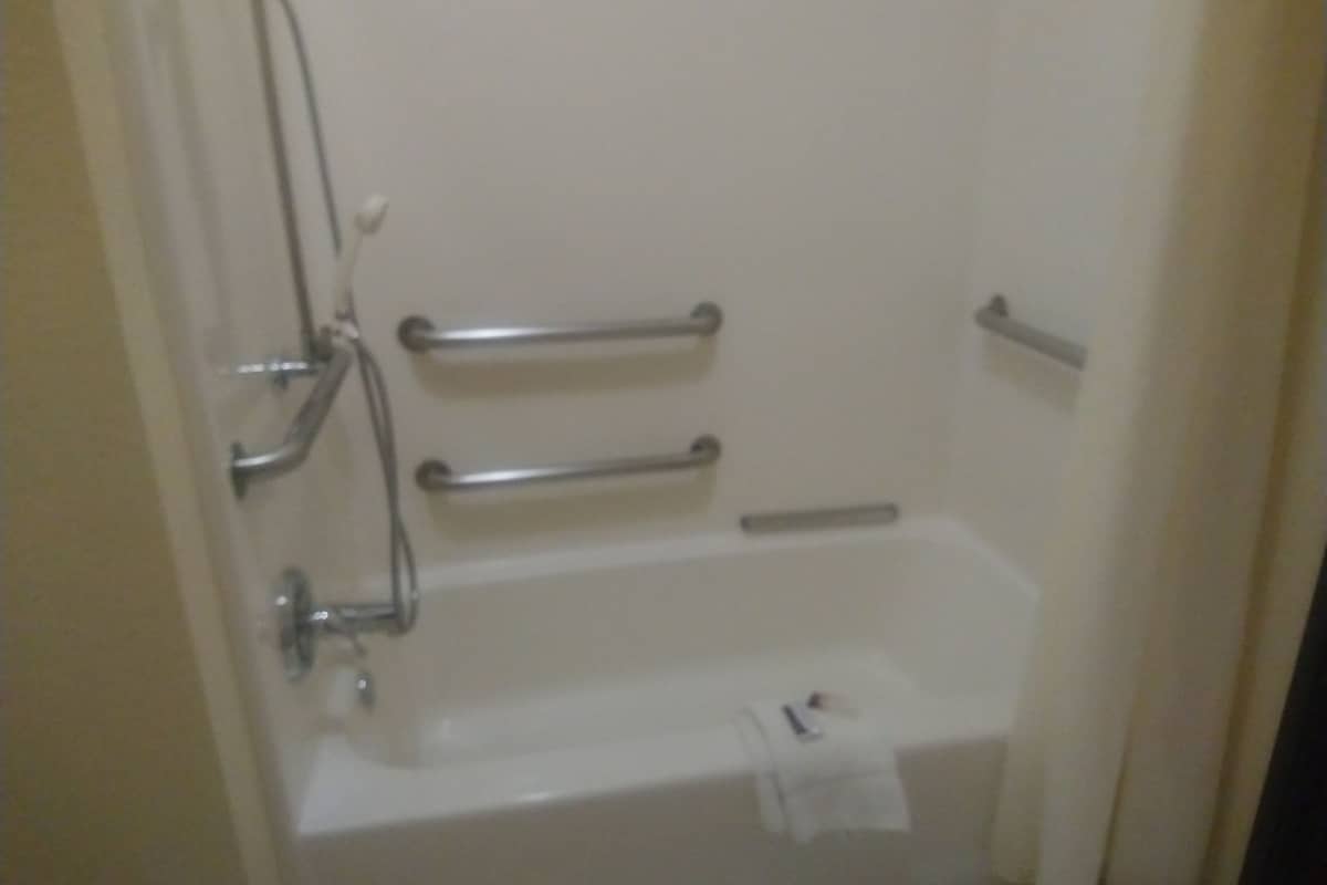 Standard Room, 2 Queen Beds, Non Smoking Accessible, Refrigerator and Microwave | 浴室 | 环保洗浴用品、吹风机、毛巾、肥皂