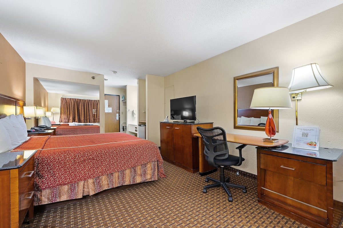 Standard Room, 1 King Bed, Smoking, Refrigerator and Microwave | 1 bedroom, pillowtop beds, desk, laptop workspace