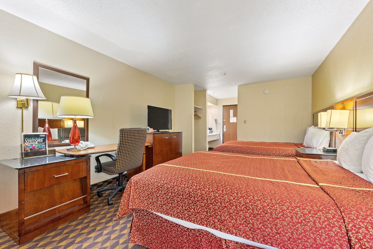 1 bedroom, pillowtop beds, desk, laptop workspace