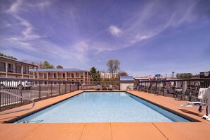 Una piscina al aire libre de temporada