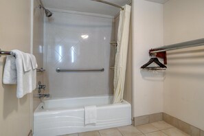 Vòi sen/bồn tắm kết hợp, đồ dùng nhà tắm miễn phí, máy sấy tóc 