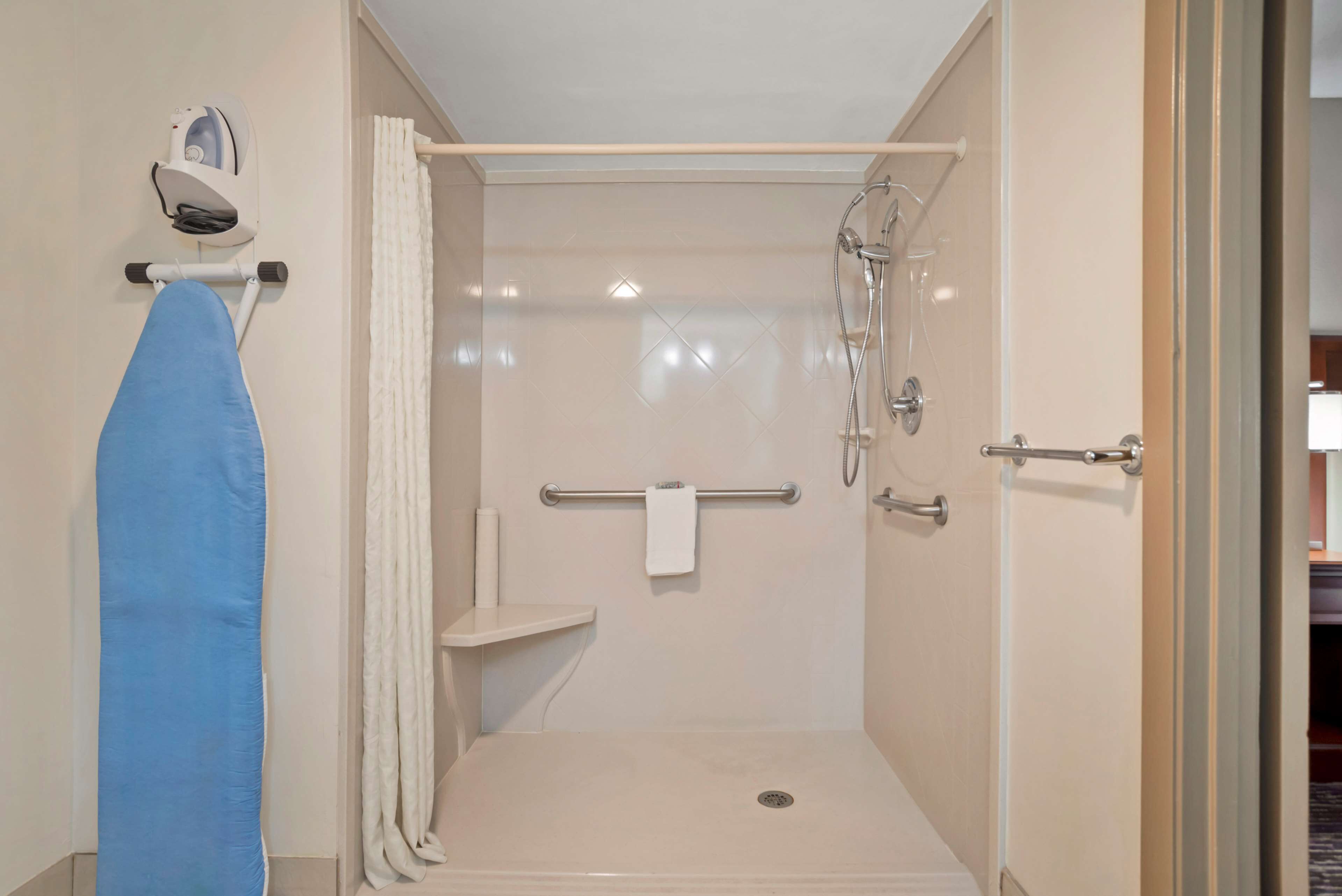 standard room, 1 king bed, accessible, non smoking | bathroom | combined shower/bathtub, free toiletries, hair dryer, towels