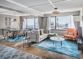 Ropa de cama de alta calidad y caja de seguridad en la habitación 