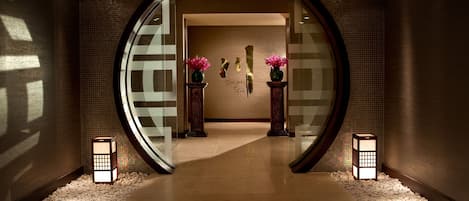 Couples treatment room(s), sauna, hot tub, steam room, body treatments