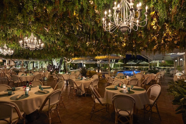 Breakfast, lunch, dinner served; American cuisine