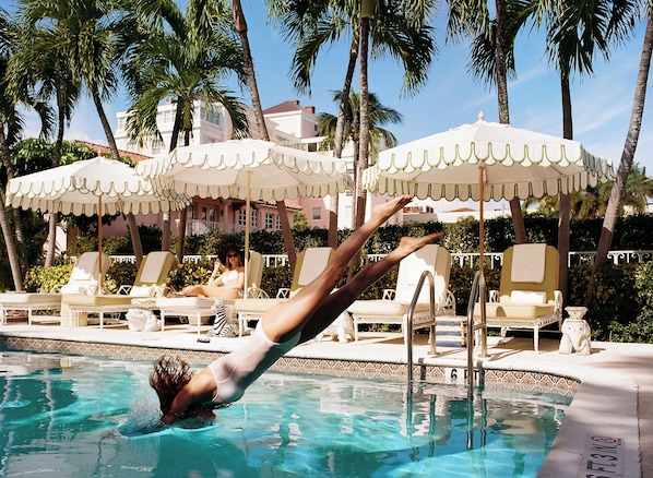 Piscine extérieure, parasols de plage, chaises longues