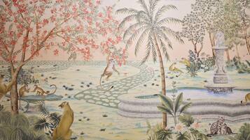 Un mural con una variedad de animales y plantas, incluyendo un mono, un gato y un pájaro.