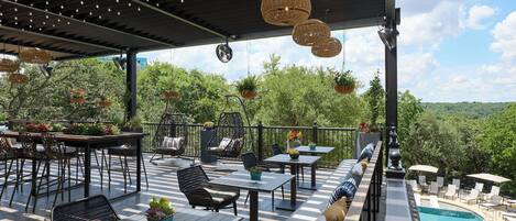 2 restaurants, breakfast, lunch, dinner served; American cuisine