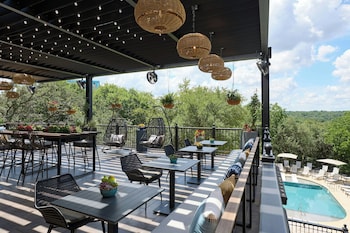 2 restaurants, breakfast, lunch, dinner served; American cuisine at Renaissance Austin Hotel