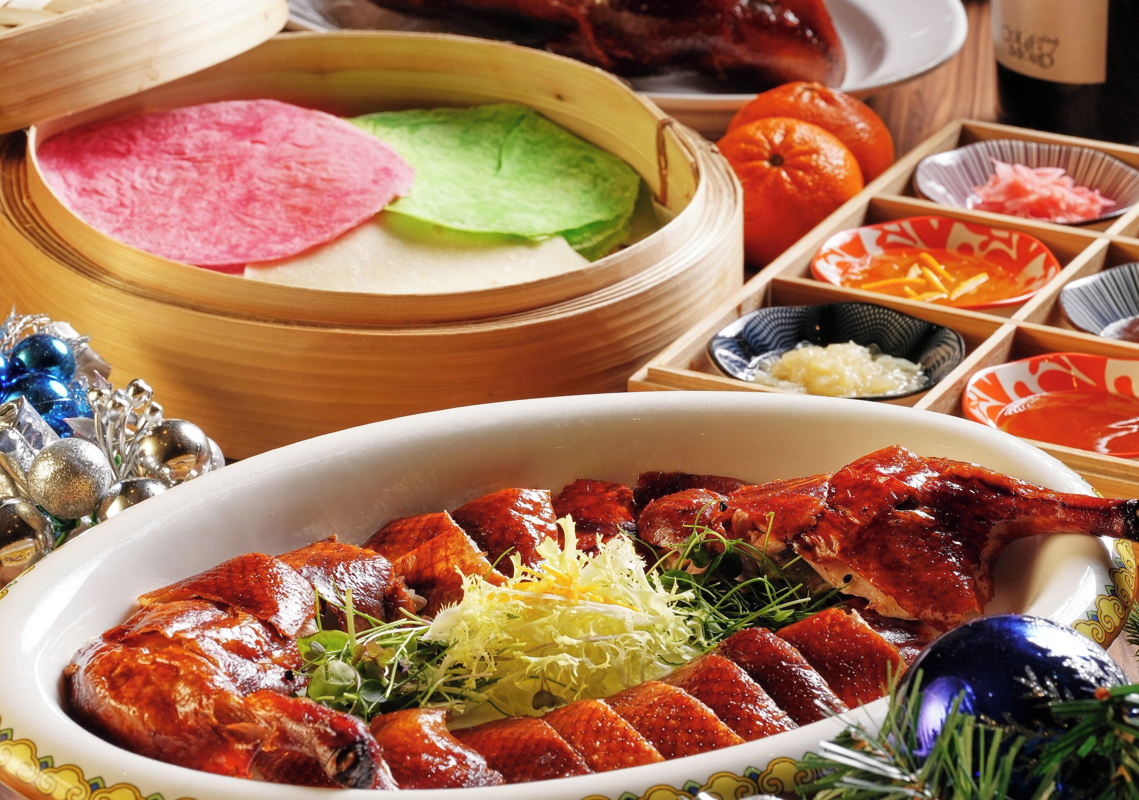 Diversos platos que incluyen carnes asadas, verduras y un bol de sopa.