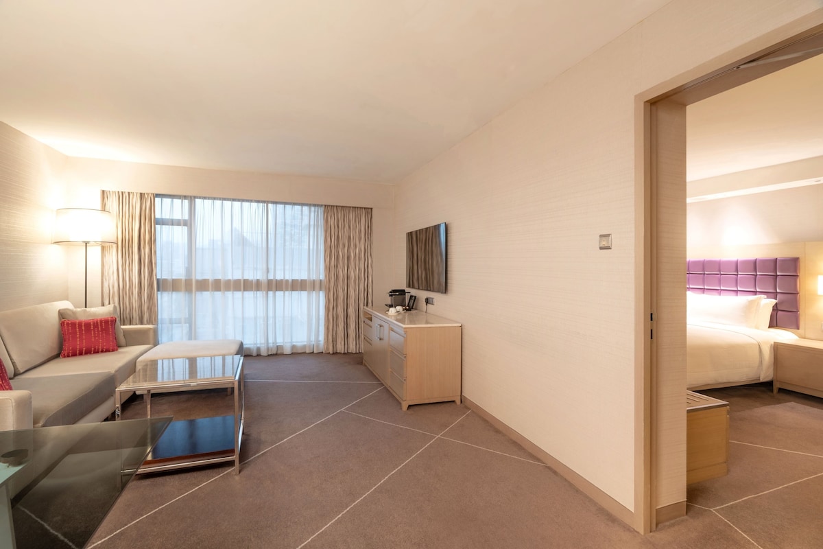 Suite, 1 Bedroom (High Floor) | In-room safe, blackout drapes, soundproofing, iron/ironing board