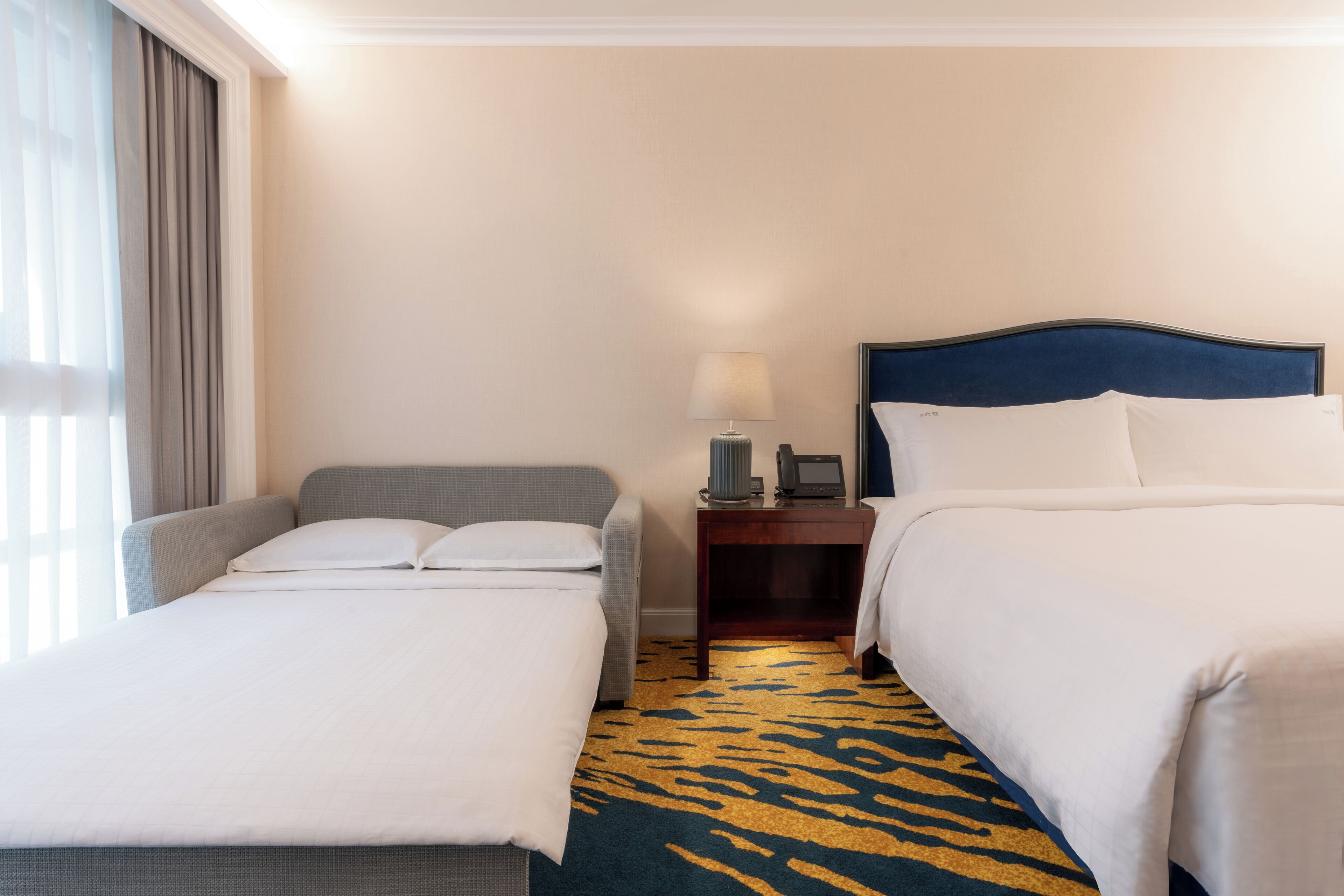 プレミアム ルーム キングベッド 1 台ソファーベッド付き | セーフティボックス (室内)、遮光カーテン、防音設備、アイロン / アイロン台