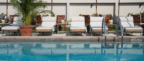 Ulkouima-allas, aurinkovarjoja, aurinkotuoleja