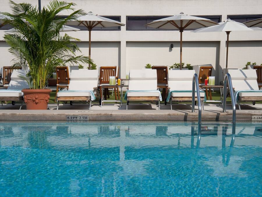 Piscine extérieure, parasols de plage, chaises longues