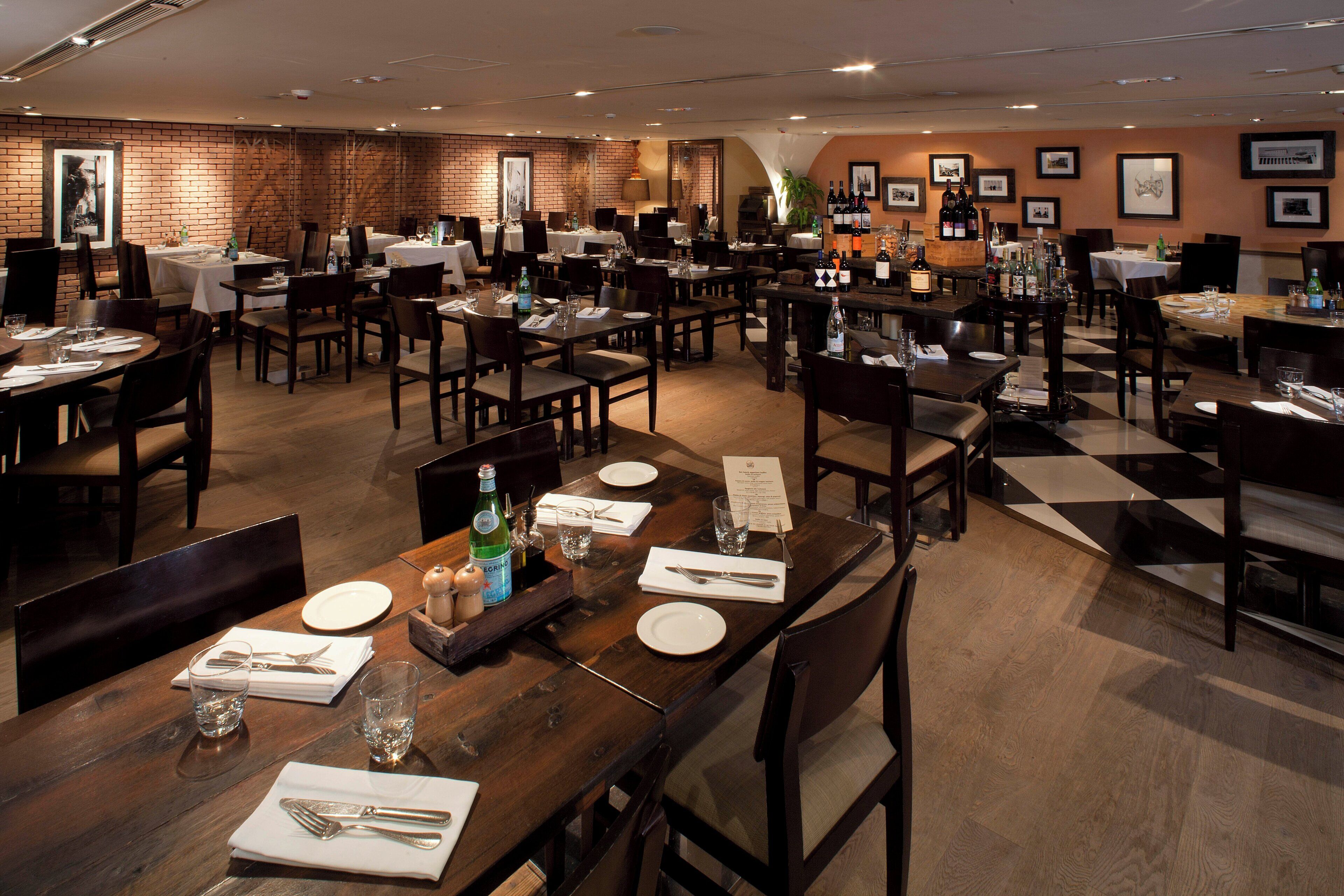 Un restaurant spacieux avec de nombreuses tables, des chaises et un coin bar.